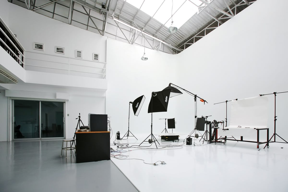 Dunkles Studio-Setup mit Licht, Hohlkehle und modernen Details