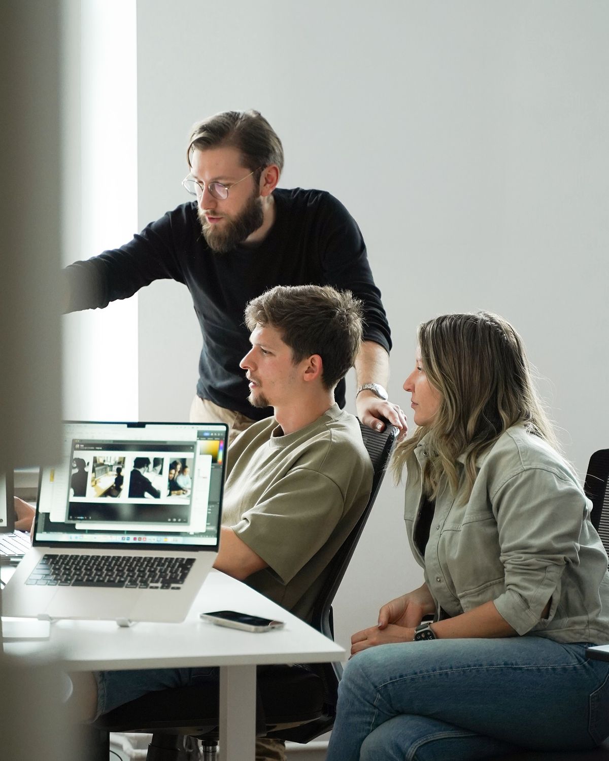 Moodboard-artige Aufnahme einer Location mit Lichtstimmung